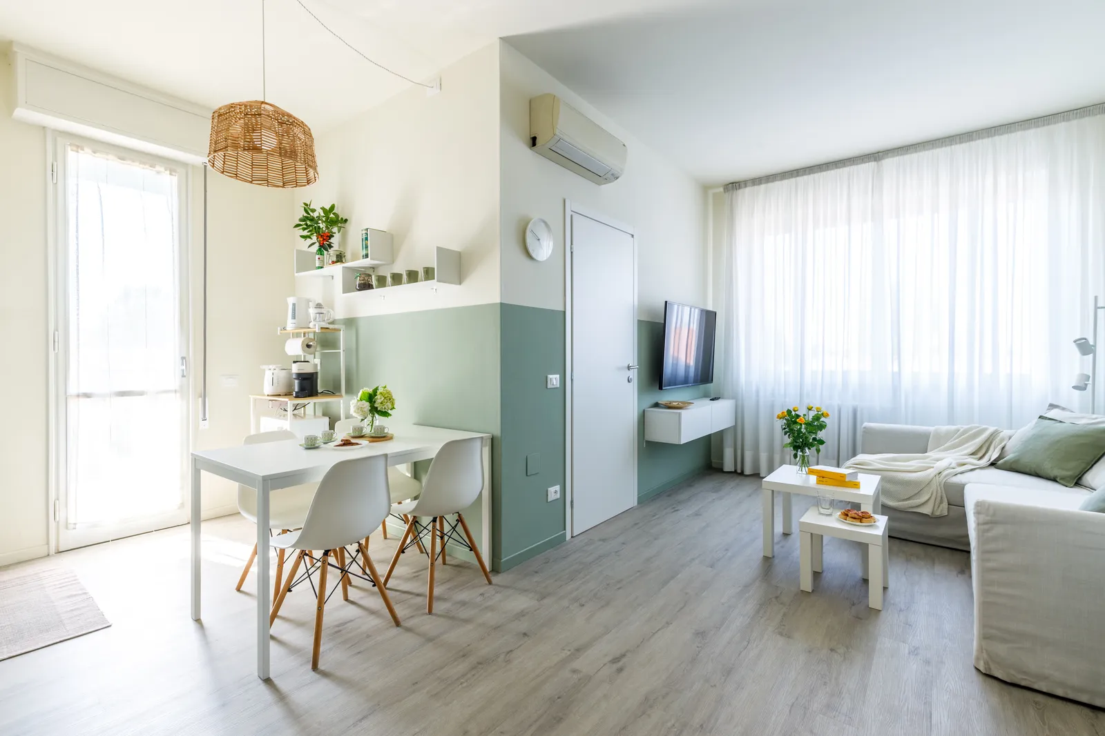 Soggiorno con cucina completa e tavolo da pranzo, appartamento per 7 persone a Ravenna